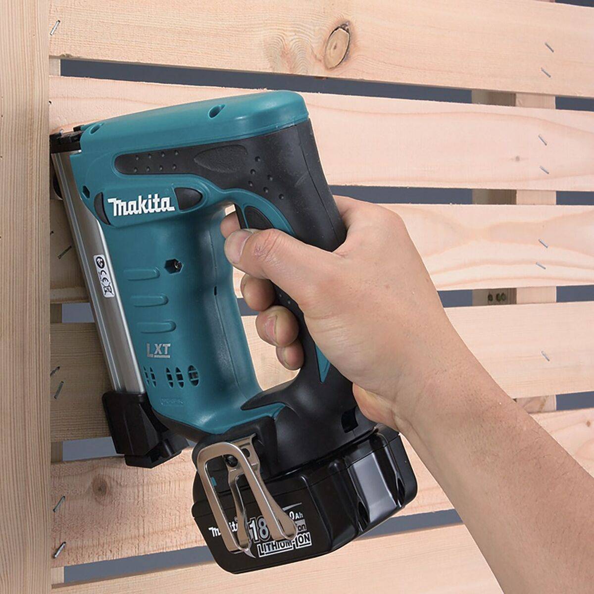 Clavadora-Grapadora Makita DST221Z 18 V
