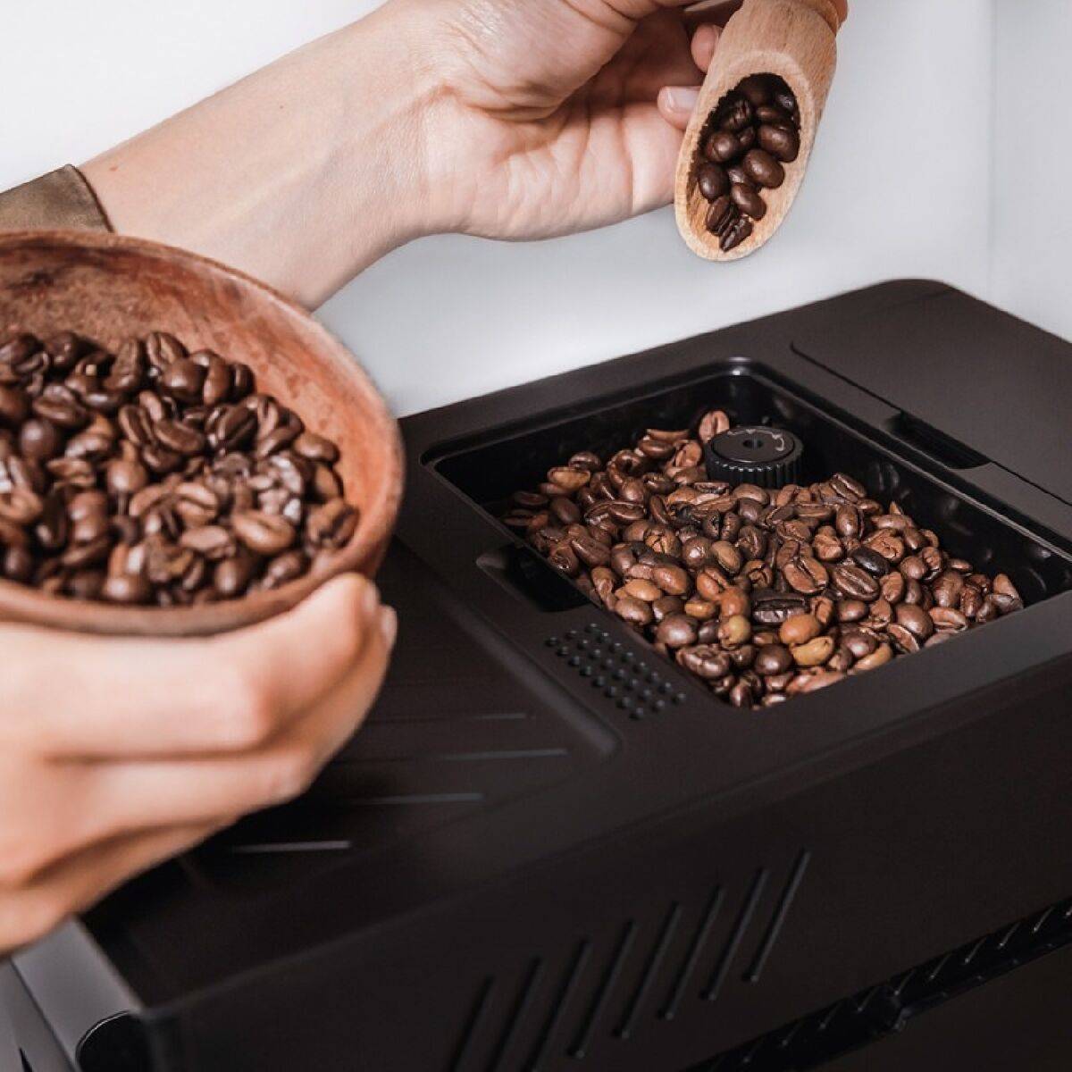Cecotec Cafetera Superautomática Cremmaet Compact 19 bar 1350W molinillo pantalla táctil negro